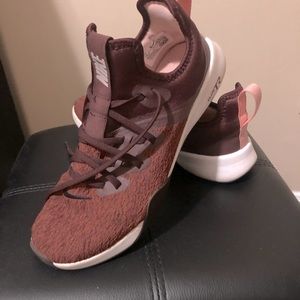Woman’s Nike running shoes in burgundy in good condition